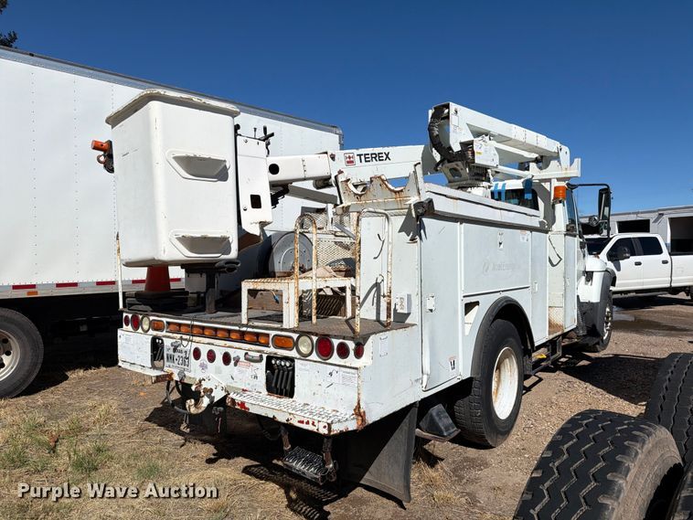 image for item DV8689 2006 International WorkStar 7300 bucket truck