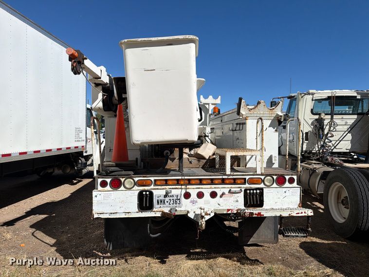 image for item DV8689 2006 International WorkStar 7300 bucket truck