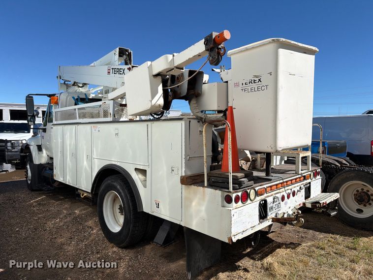 image for item DV8689 2006 International WorkStar 7300 bucket truck