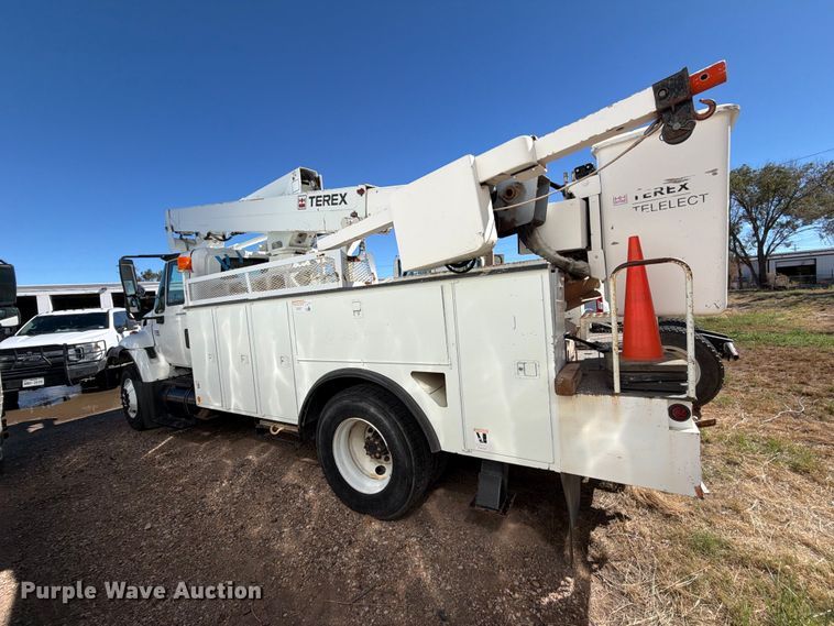 image for item DV8689 2006 International WorkStar 7300 bucket truck