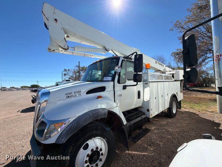 image for item DV8689 2006 International WorkStar 7300 bucket truck