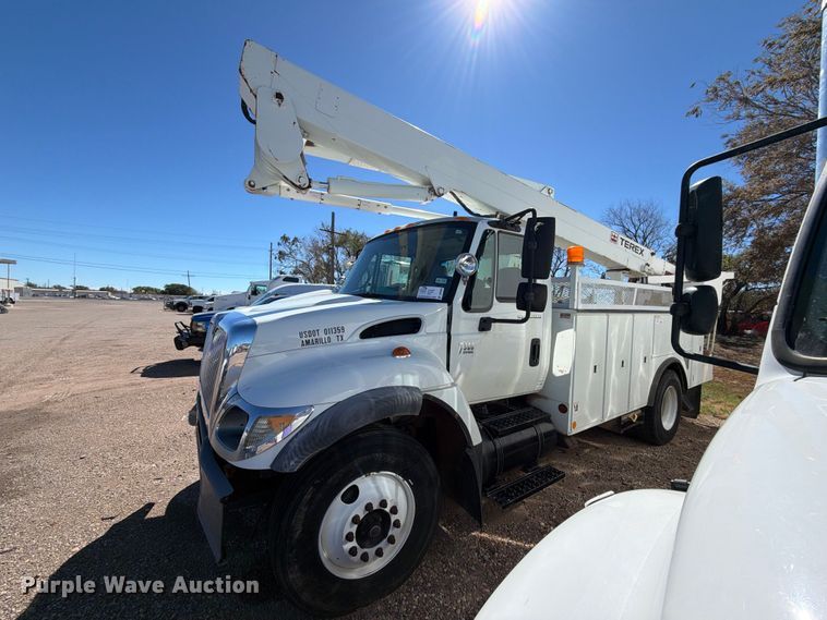 image for item DV8689 2006 International WorkStar 7300 bucket truck
