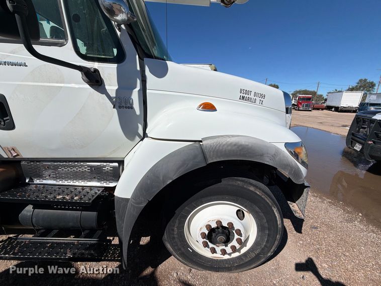 image for item DV8689 2006 International WorkStar 7300 bucket truck