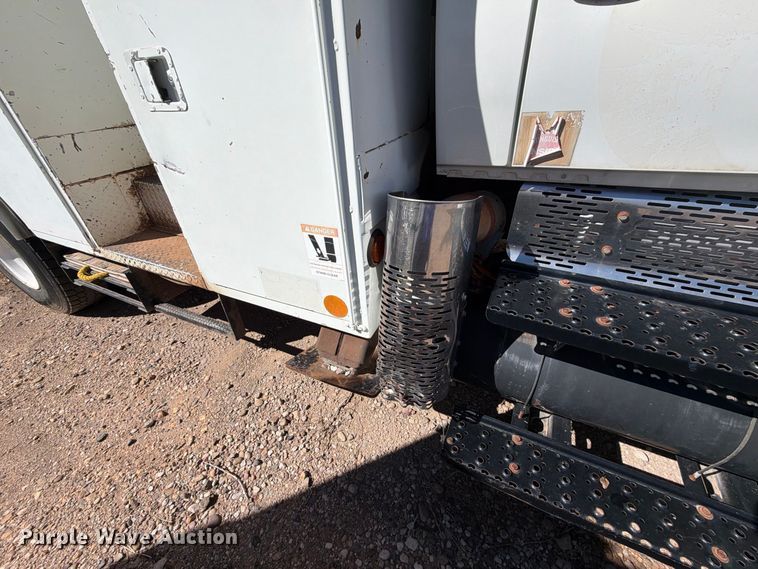 image for item DV8689 2006 International WorkStar 7300 bucket truck