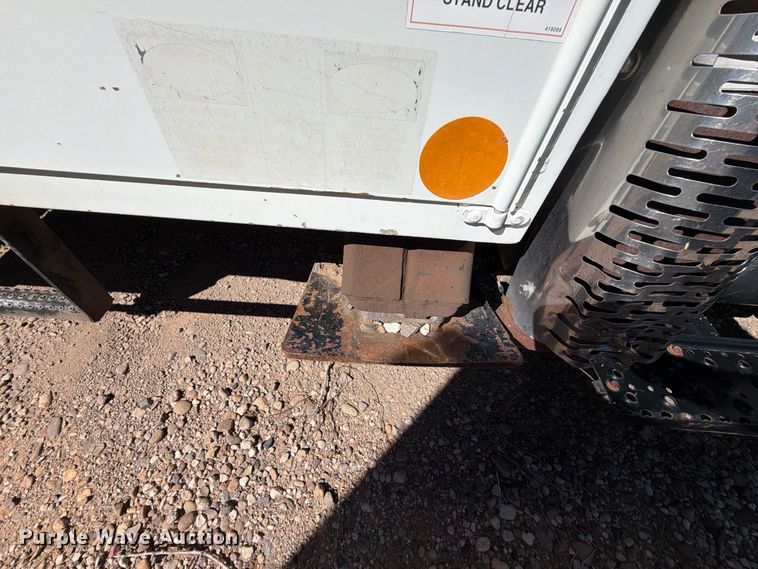 image for item DV8689 2006 International WorkStar 7300 bucket truck