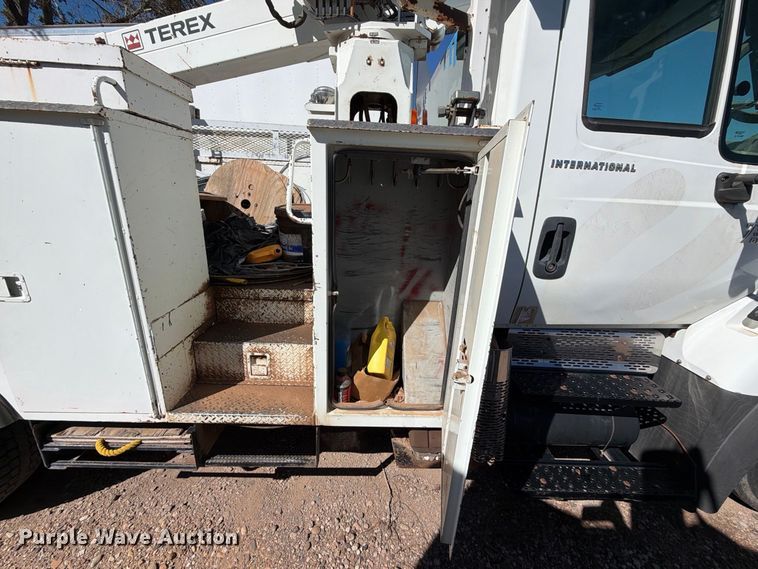 image for item DV8689 2006 International WorkStar 7300 bucket truck