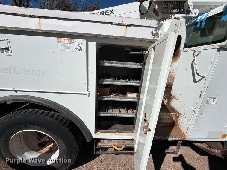 image for item DV8689 2006 International WorkStar 7300 bucket truck