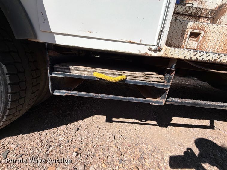 image for item DV8689 2006 International WorkStar 7300 bucket truck