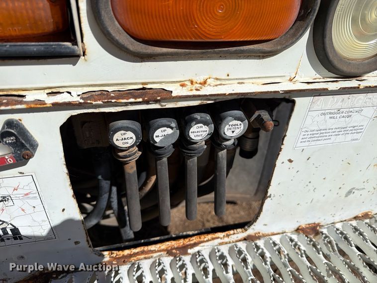 image for item DV8689 2006 International WorkStar 7300 bucket truck