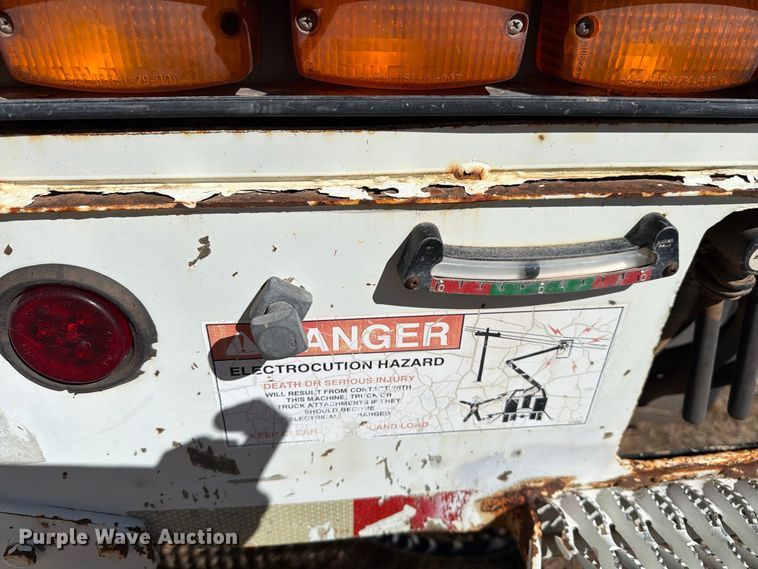 image for item DV8689 2006 International WorkStar 7300 bucket truck