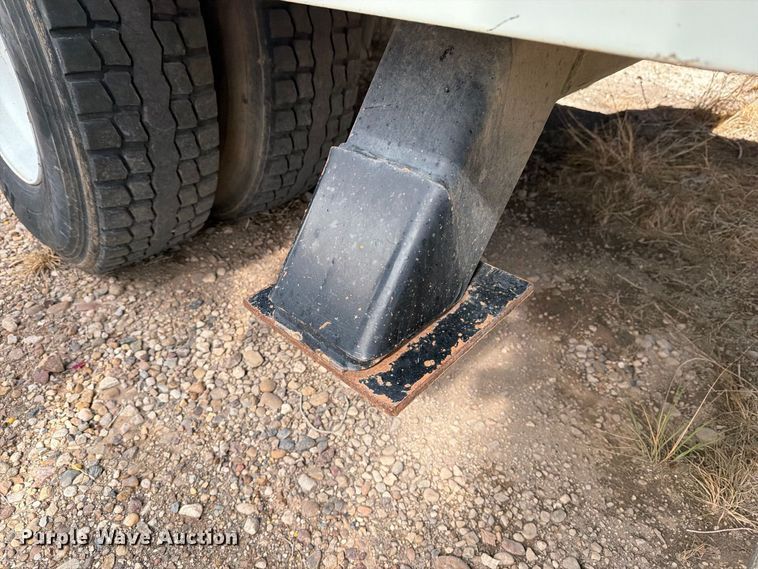 image for item DV8689 2006 International WorkStar 7300 bucket truck