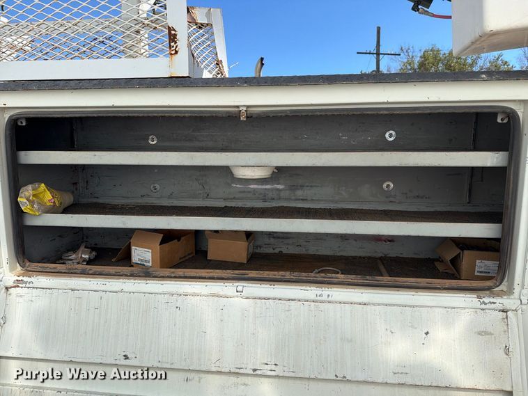 image for item DV8689 2006 International WorkStar 7300 bucket truck