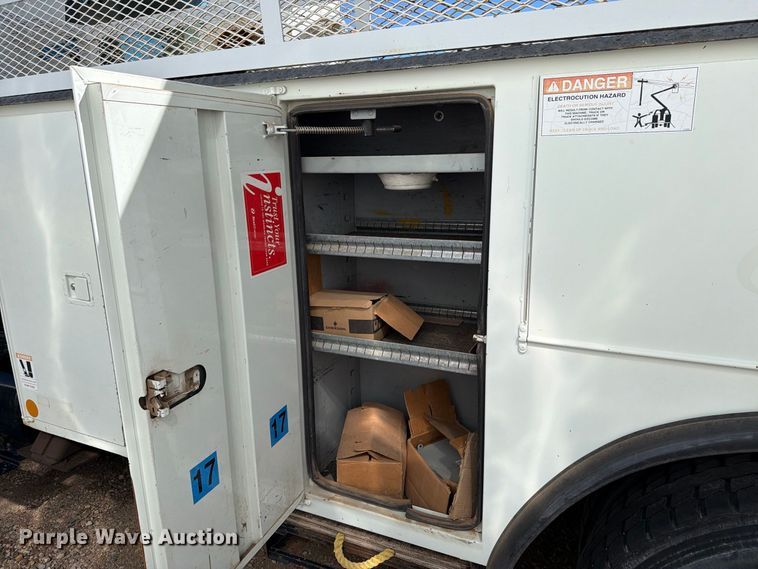 image for item DV8689 2006 International WorkStar 7300 bucket truck