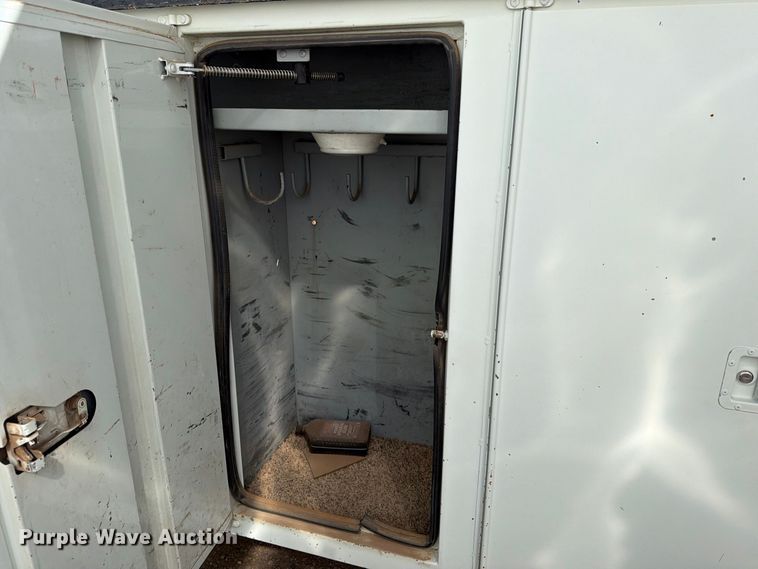 image for item DV8689 2006 International WorkStar 7300 bucket truck
