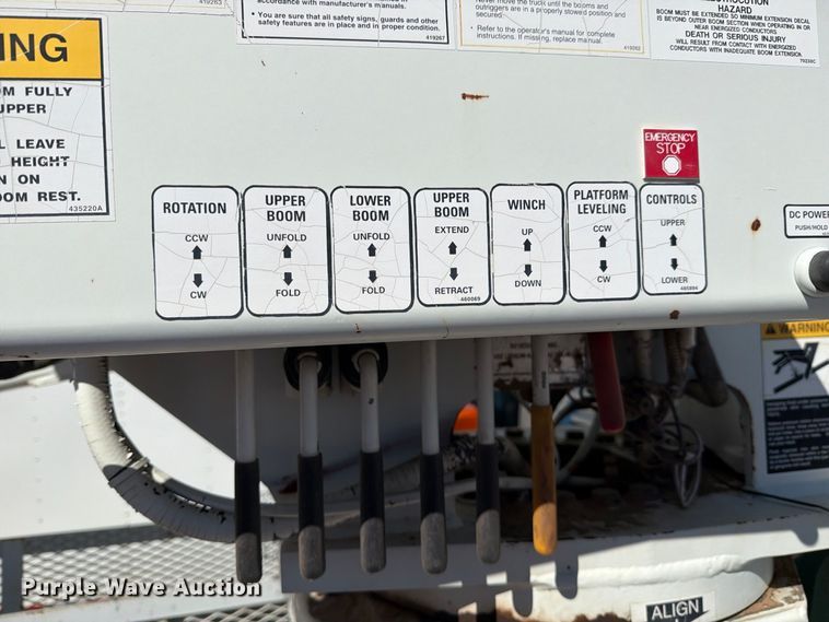image for item DV8689 2006 International WorkStar 7300 bucket truck