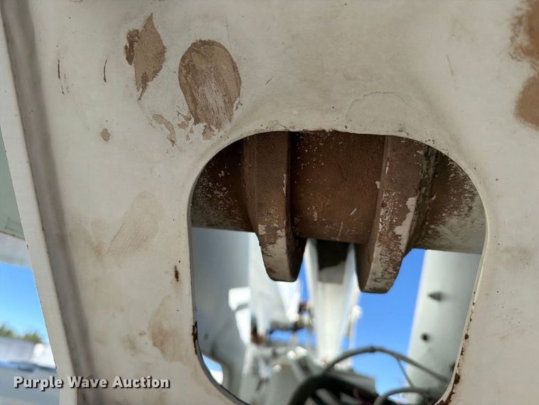 image for item DV8689 2006 International WorkStar 7300 bucket truck