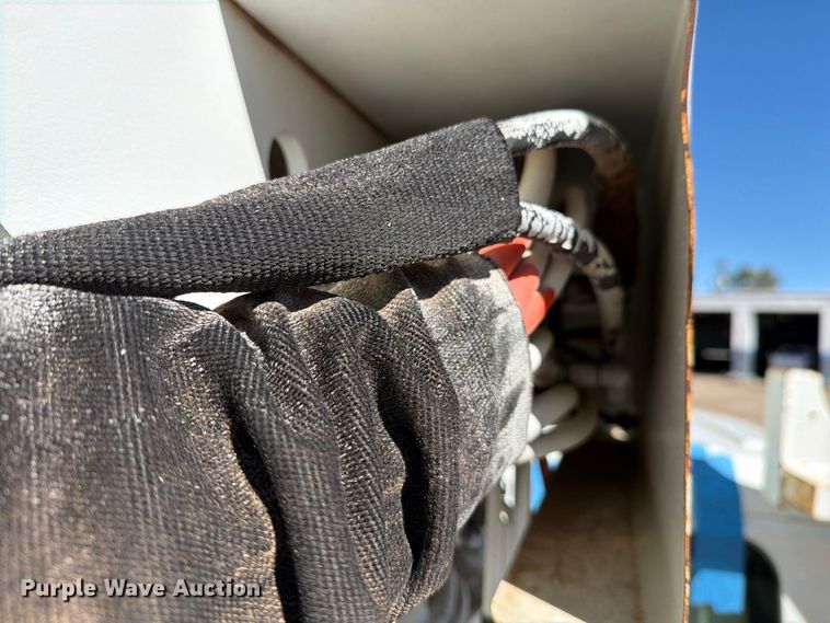 image for item DV8689 2006 International WorkStar 7300 bucket truck