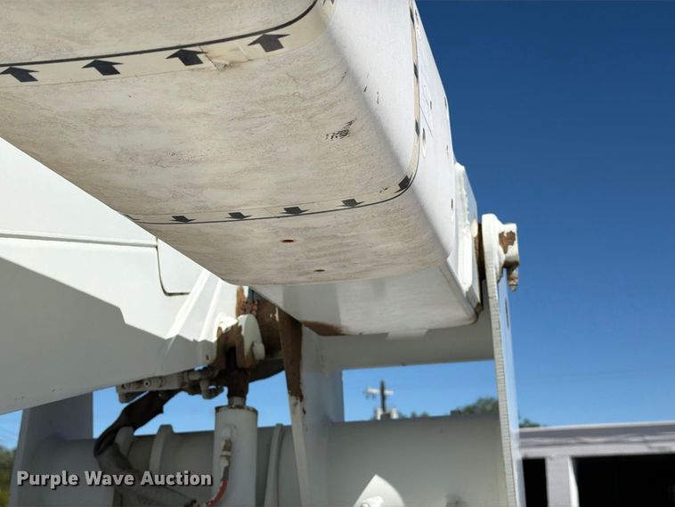image for item DV8689 2006 International WorkStar 7300 bucket truck