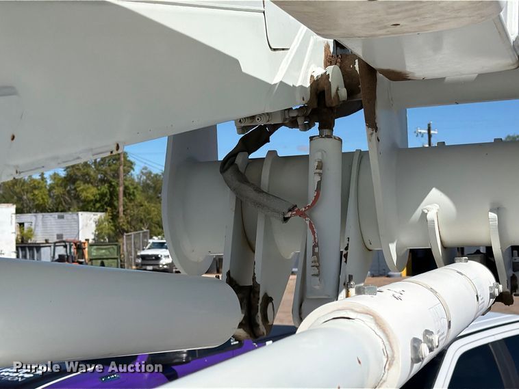 image for item DV8689 2006 International WorkStar 7300 bucket truck