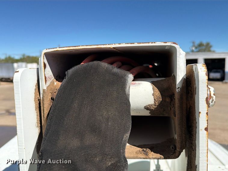image for item DV8689 2006 International WorkStar 7300 bucket truck