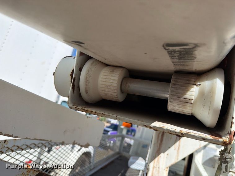 image for item DV8689 2006 International WorkStar 7300 bucket truck