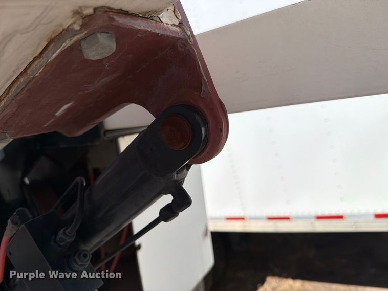 image for item DV8689 2006 International WorkStar 7300 bucket truck
