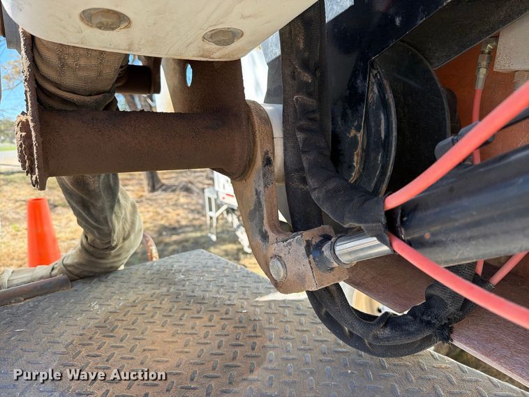 image for item DV8689 2006 International WorkStar 7300 bucket truck