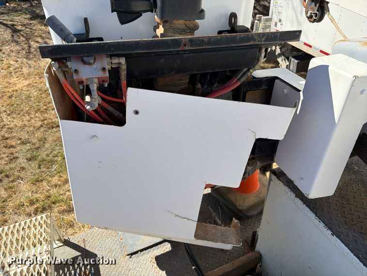image for item DV8689 2006 International WorkStar 7300 bucket truck