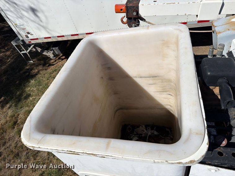 image for item DV8689 2006 International WorkStar 7300 bucket truck