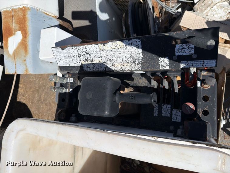 image for item DV8689 2006 International WorkStar 7300 bucket truck