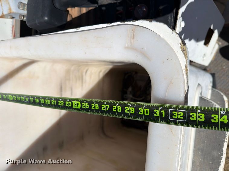 image for item DV8689 2006 International WorkStar 7300 bucket truck