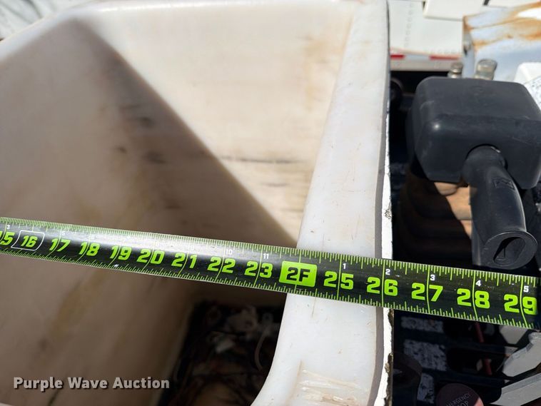 image for item DV8689 2006 International WorkStar 7300 bucket truck