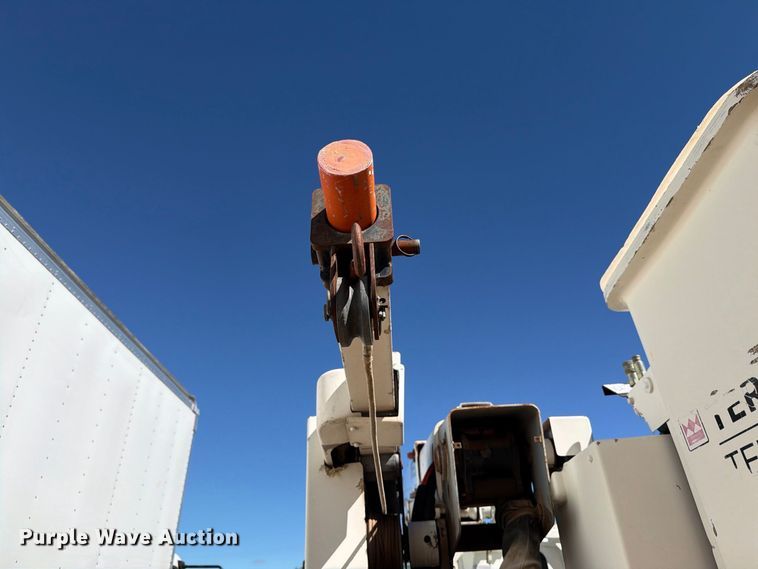 image for item DV8689 2006 International WorkStar 7300 bucket truck