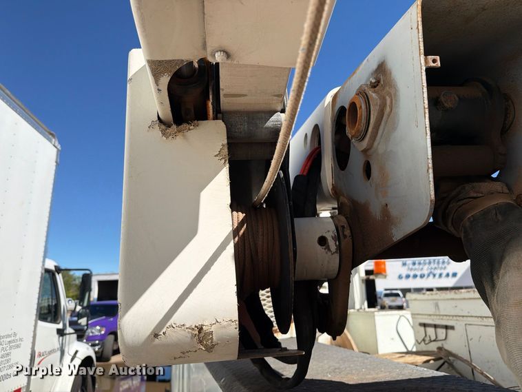 image for item DV8689 2006 International WorkStar 7300 bucket truck