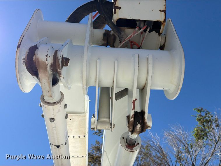 image for item DV8689 2006 International WorkStar 7300 bucket truck