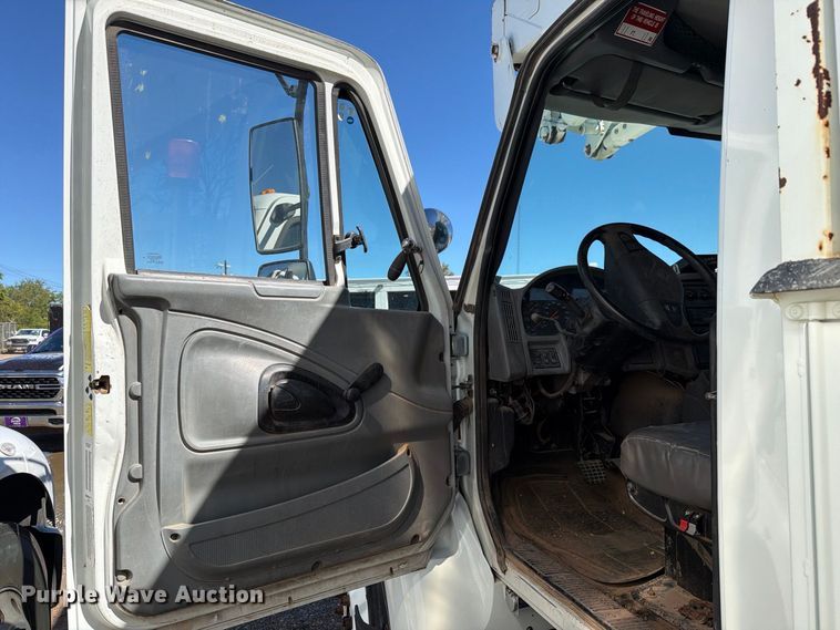 image for item DV8689 2006 International WorkStar 7300 bucket truck