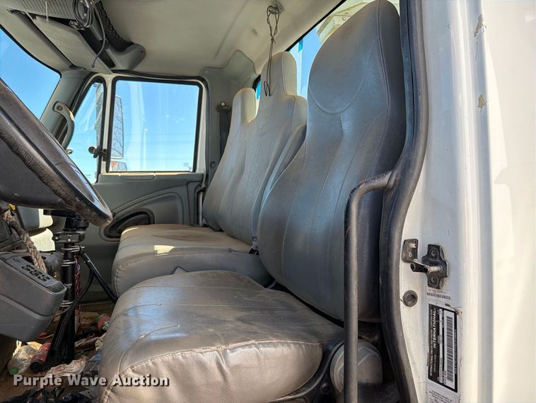 image for item DV8689 2006 International WorkStar 7300 bucket truck