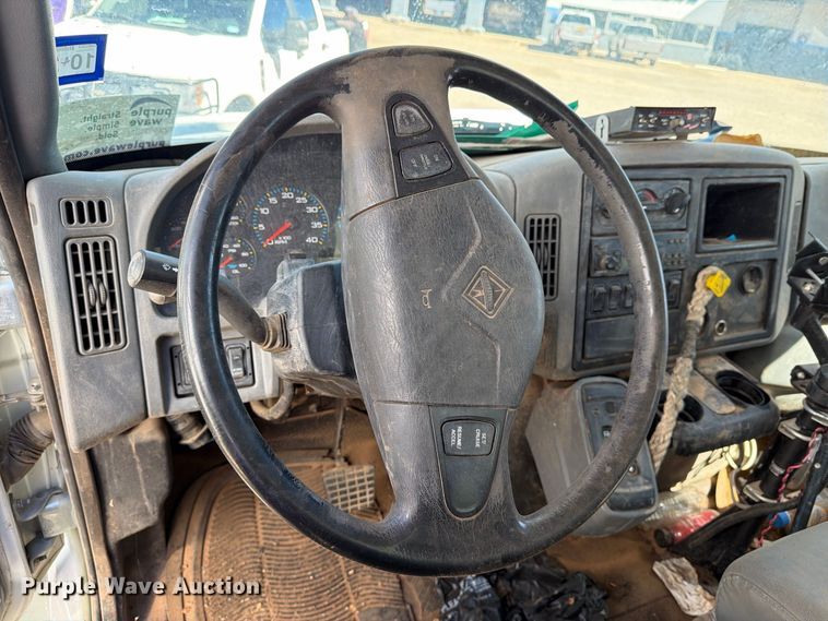 image for item DV8689 2006 International WorkStar 7300 bucket truck
