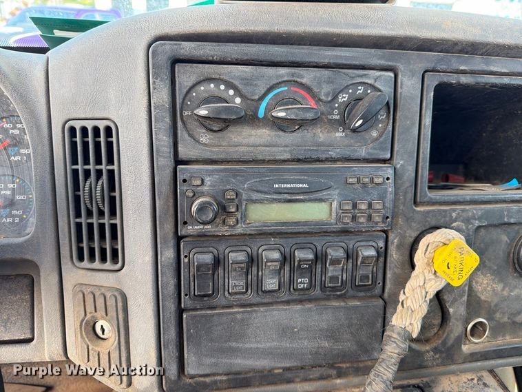 image for item DV8689 2006 International WorkStar 7300 bucket truck