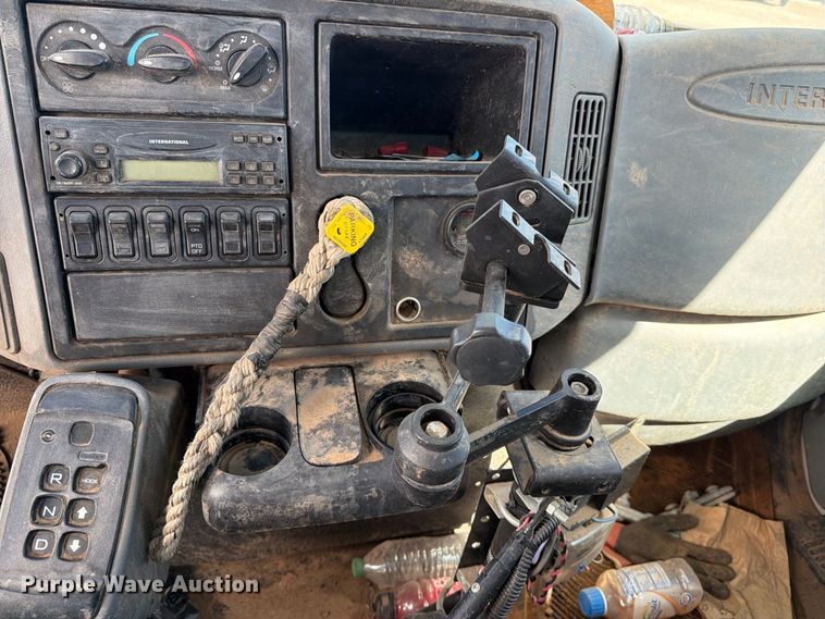 image for item DV8689 2006 International WorkStar 7300 bucket truck
