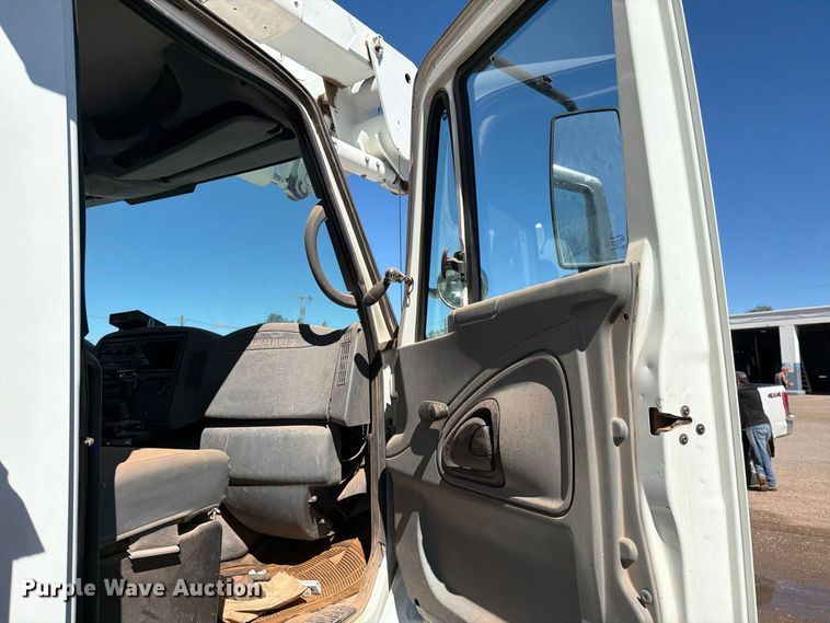 image for item DV8689 2006 International WorkStar 7300 bucket truck