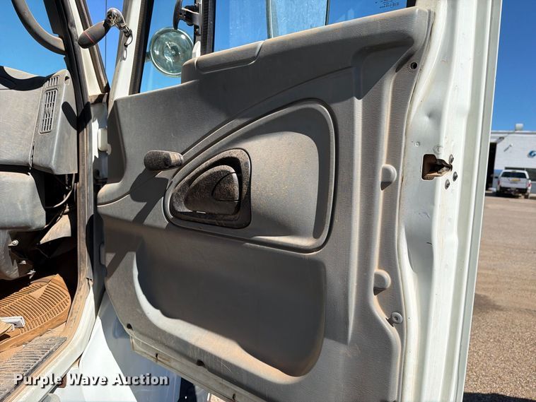 image for item DV8689 2006 International WorkStar 7300 bucket truck