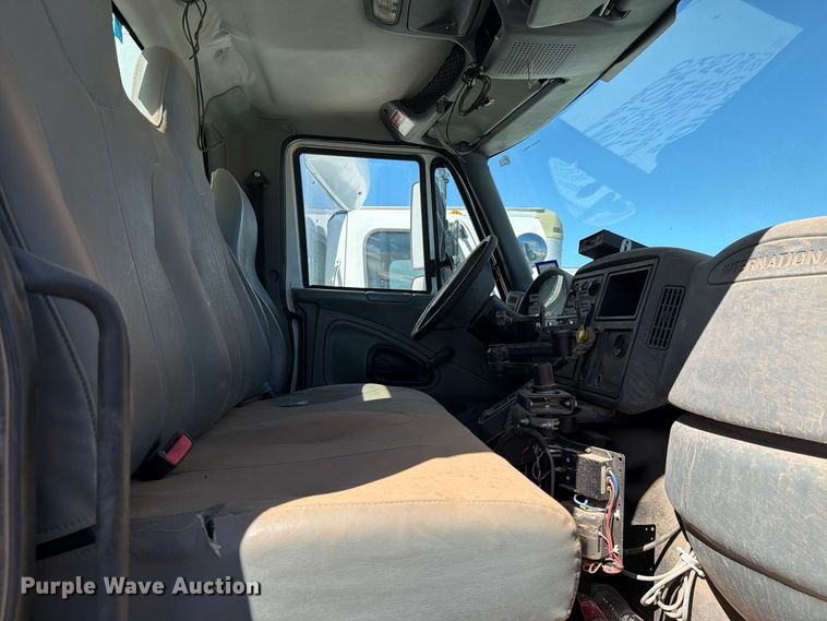image for item DV8689 2006 International WorkStar 7300 bucket truck