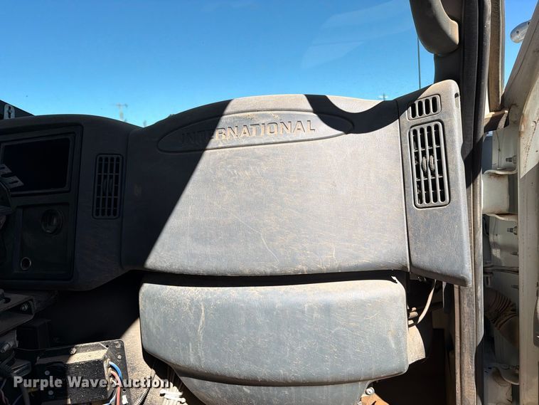 image for item DV8689 2006 International WorkStar 7300 bucket truck