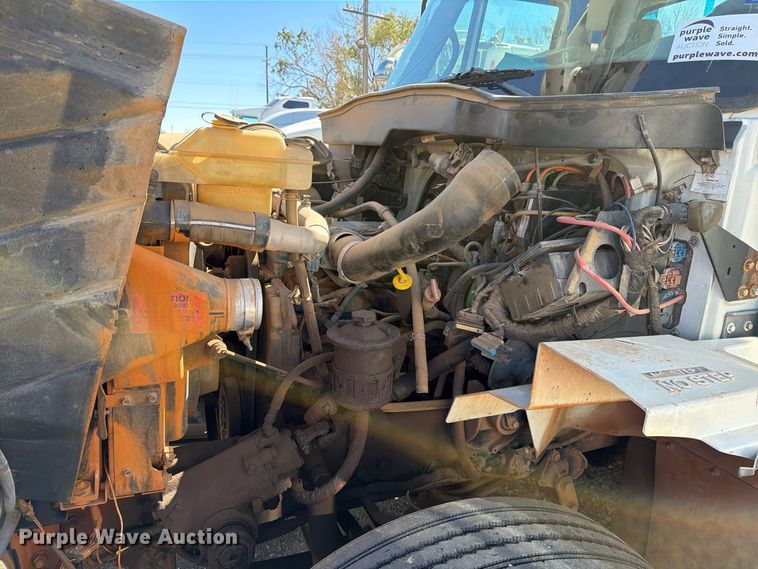 image for item DV8689 2006 International WorkStar 7300 bucket truck