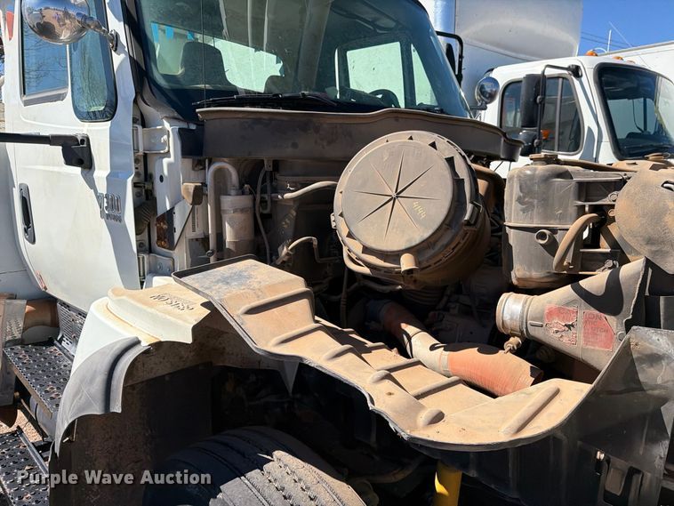 image for item DV8689 2006 International WorkStar 7300 bucket truck