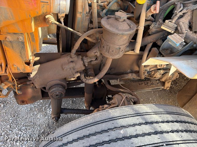 image for item DV8689 2006 International WorkStar 7300 bucket truck