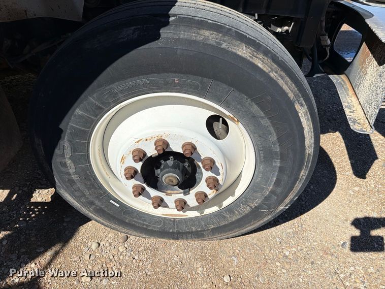 image for item DV8689 2006 International WorkStar 7300 bucket truck
