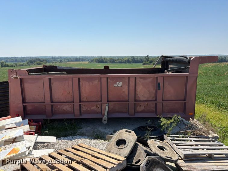 image for item DZ4710 J&J 7-27-05 dump bed