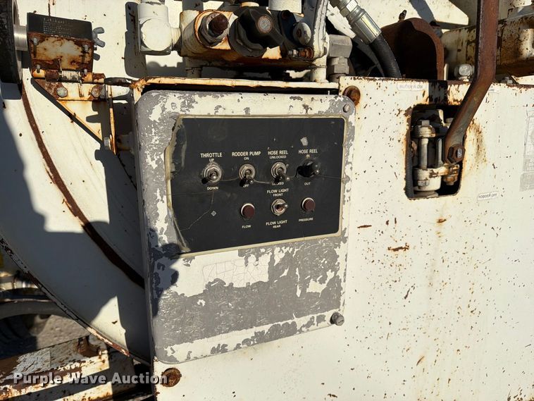 image for item DZ4937 1991 International 4900 sewer jetter truck